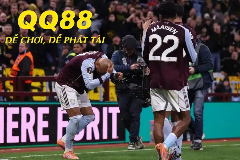 Malen đã bị các CĐV tấn công. Ảnh: The Mirror Malen đã bị các CĐV tấn công. Ảnh: The Mirror